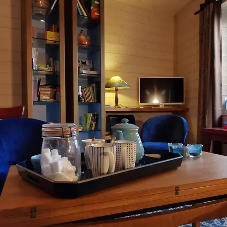 Maison Cosy Avec Cour Privative Au Coeur De L'auvergne - Fr-1-582-316 *