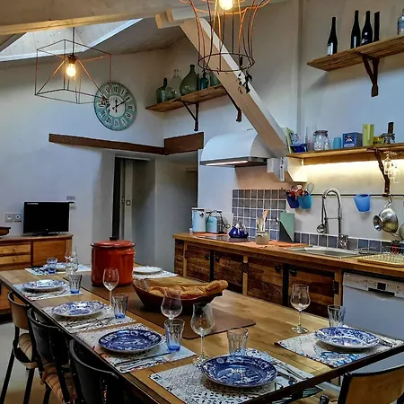 Maison Cosy Avec Cour Privative Au Coeur De L'auvergne - Fr-1-582-316 *